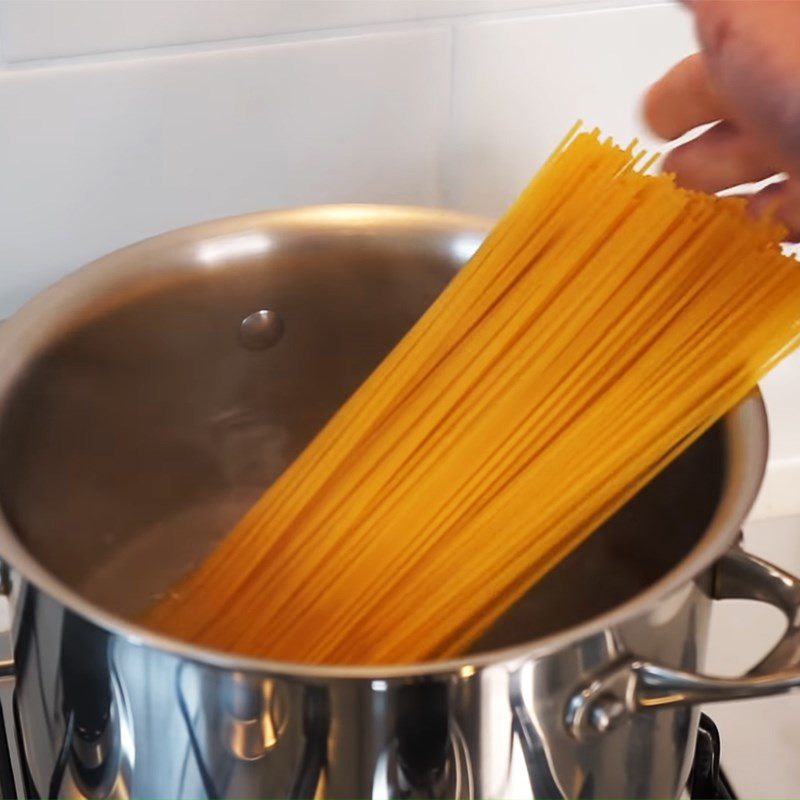 Step 1 Blanch the pasta Traditional Garlic Oil Pasta - Spaghetti Aglio e Olio