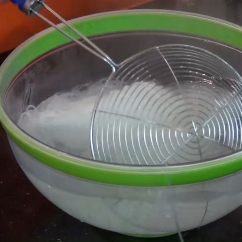 Step 6 Blanching vermicelli Crab vermicelli