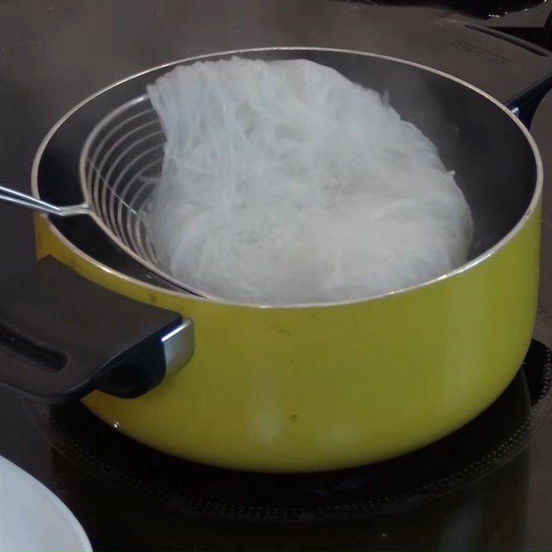 Step 6 Blanching vermicelli Crab vermicelli