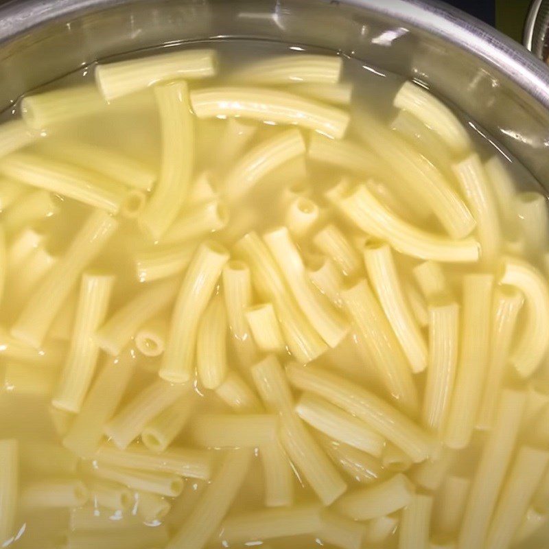 Step 4 Blanching noodles with pork ribs and vegetables