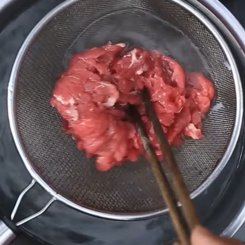 Step 4 Blanching rice noodles and beef Pork bone pho