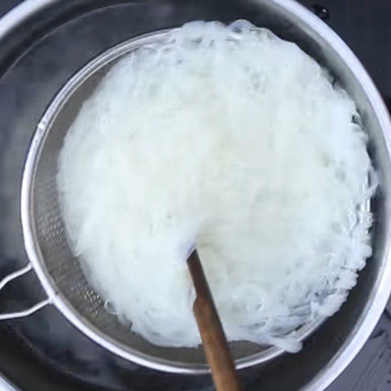 Step 4 Blanching rice noodles and beef Pork bone pho