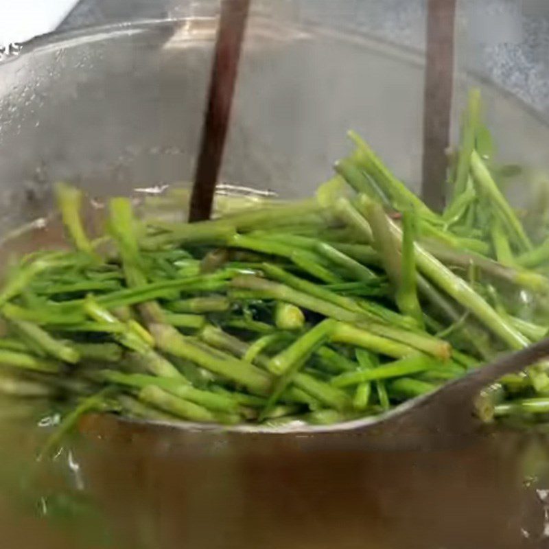 Step 7 Blanching accompanying vegetables Crab vermicelli