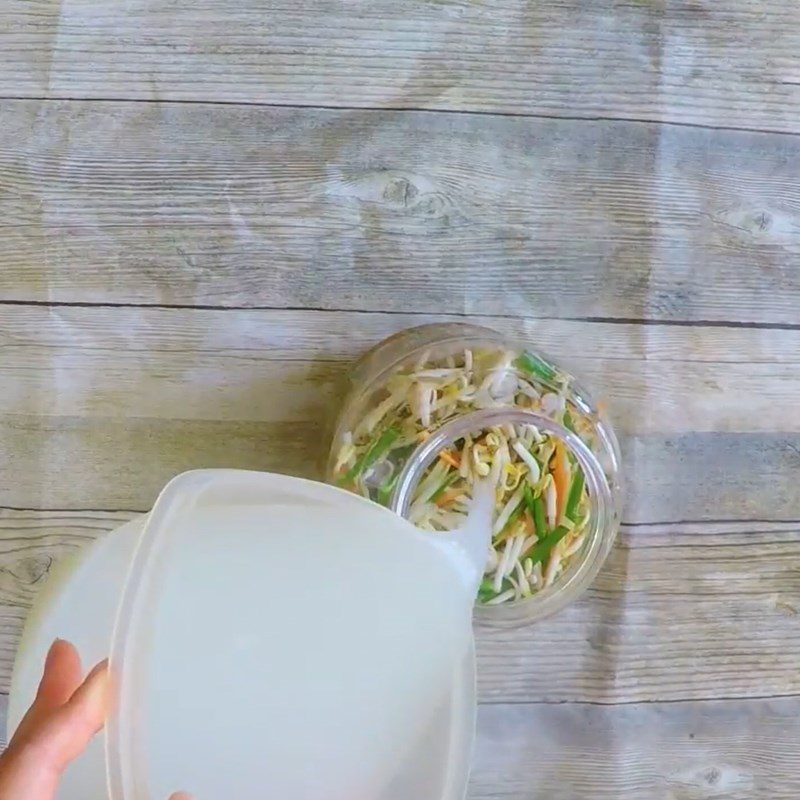 Step 3 Pickling bean sprouts with rice washing water Bean sprouts with rice washing water