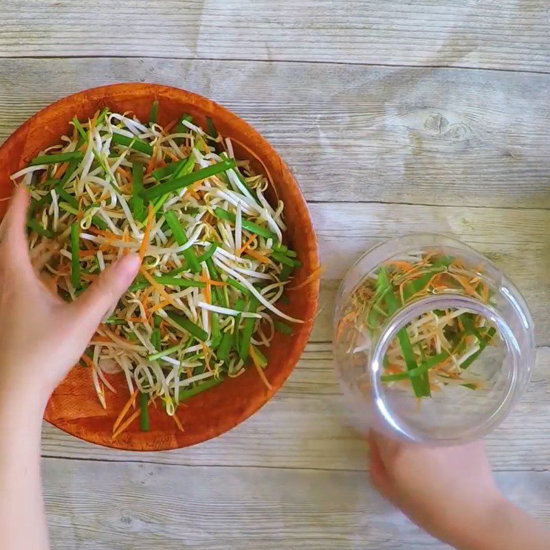 Step 3 Pickling bean sprouts with rice washing water Bean sprouts with rice washing water