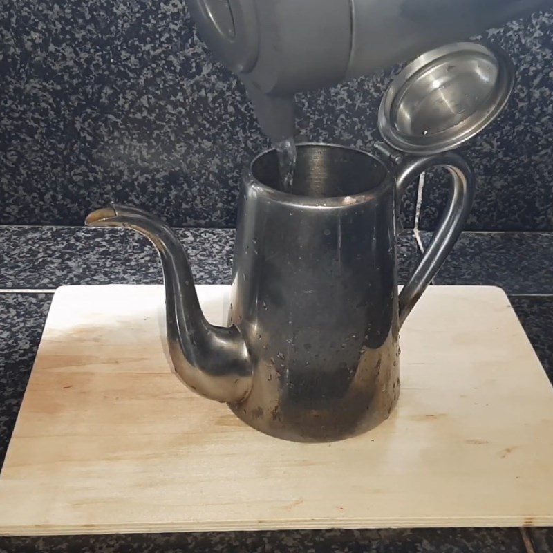 Step 1 Steeping Tea for Chocolate Milk Tea with Nutella