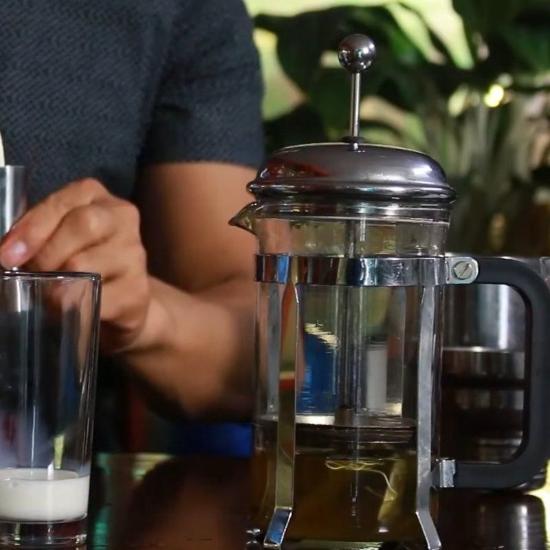 Step 1 Steep the tea for Mint Milk Tea with White Tapioca Pearls