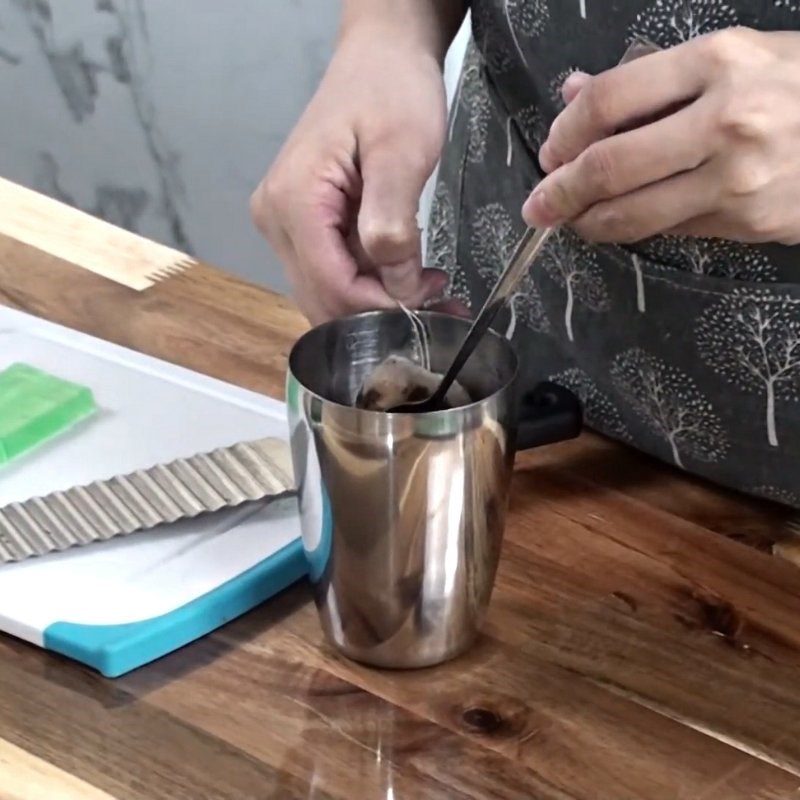 Step 3 Brew the tea for mint milk tea