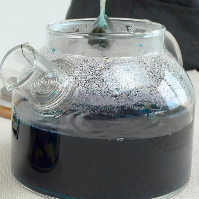 Step 3 Steep the tea for butterfly pea flower milk tea macchiato