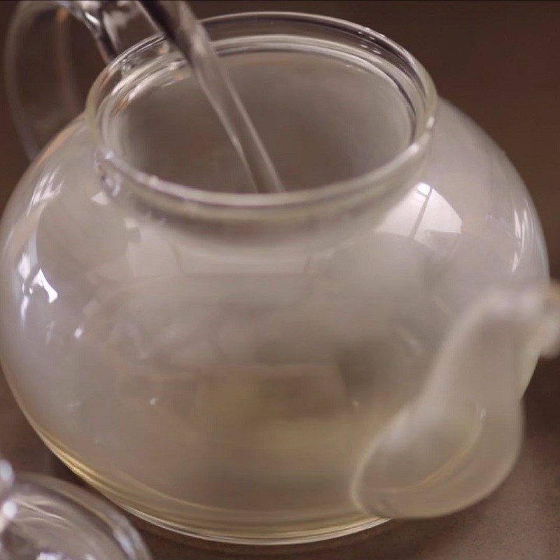 Step 1 Steeping tea for coffee milk tea