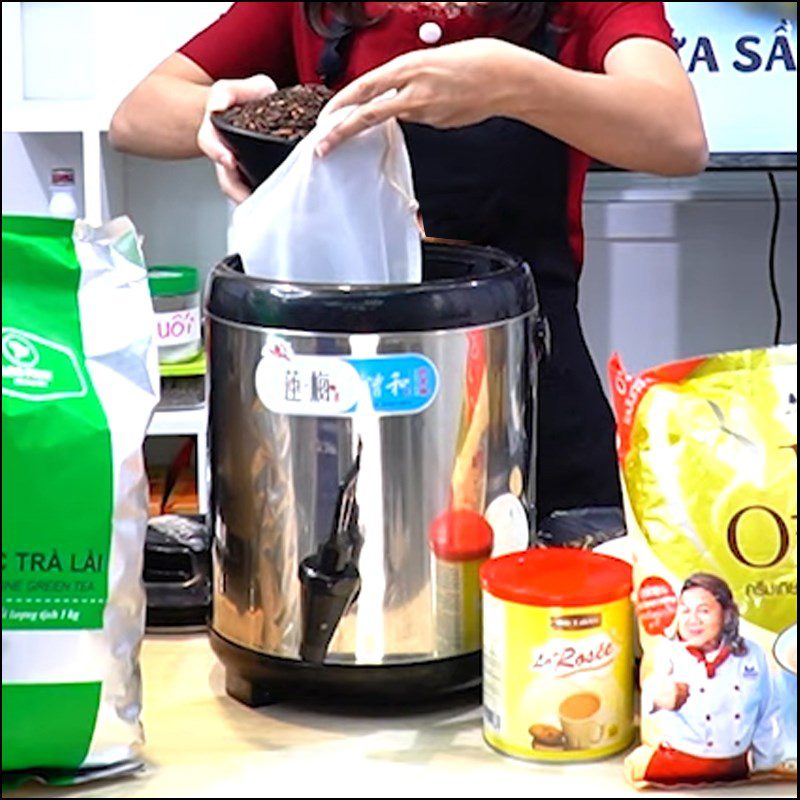 Step 3 Brewing tea Yakult milk tea yakult jelly