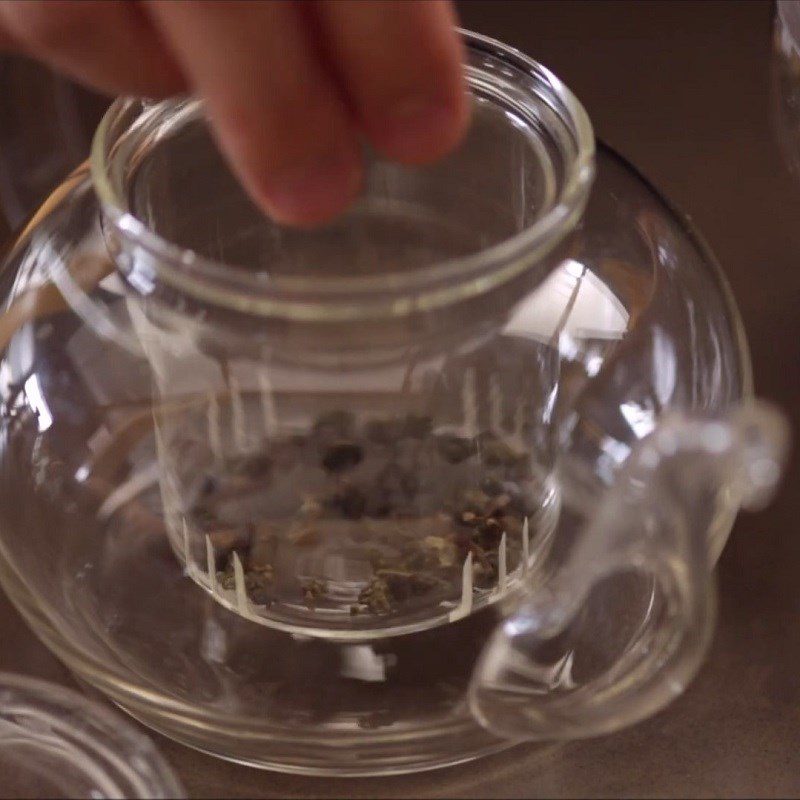 Step 1 Steeping tea for coffee milk tea