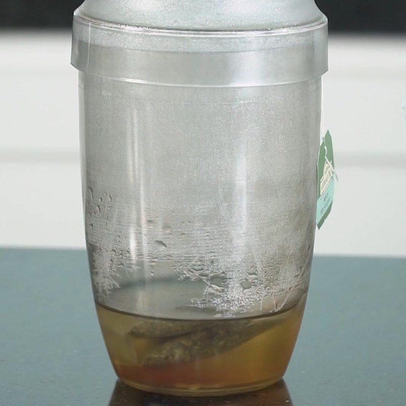 Step 1 Steep the tea for Chocolate Mint Milk Tea