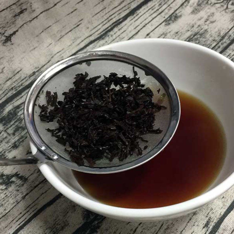 Step 1 Steep the tea for Chocolate Banana Milk Tea