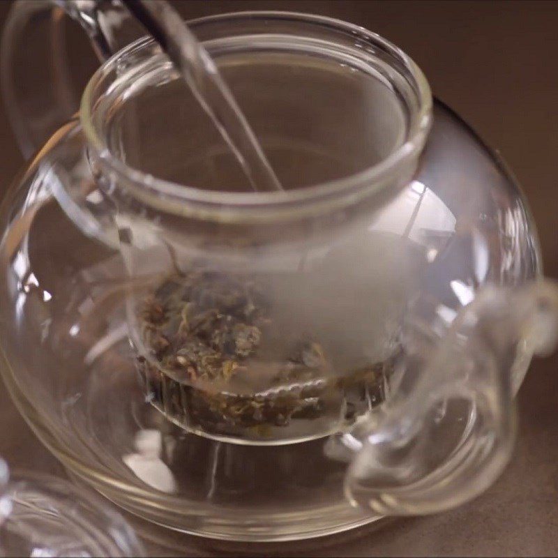Step 1 Steeping tea for coffee milk tea