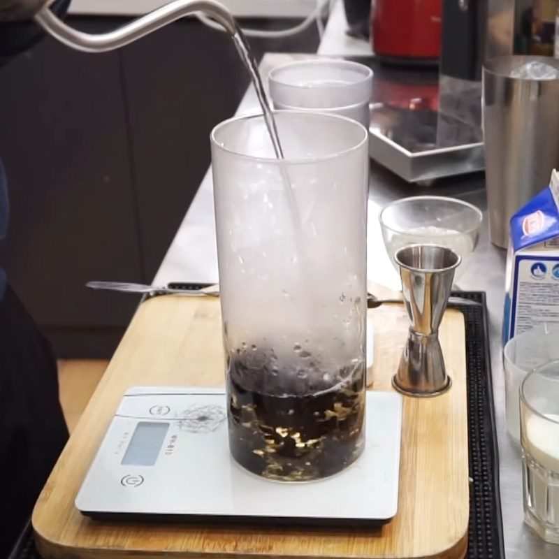 Step 1 Steep and filter the tea for Hokkaido milk tea