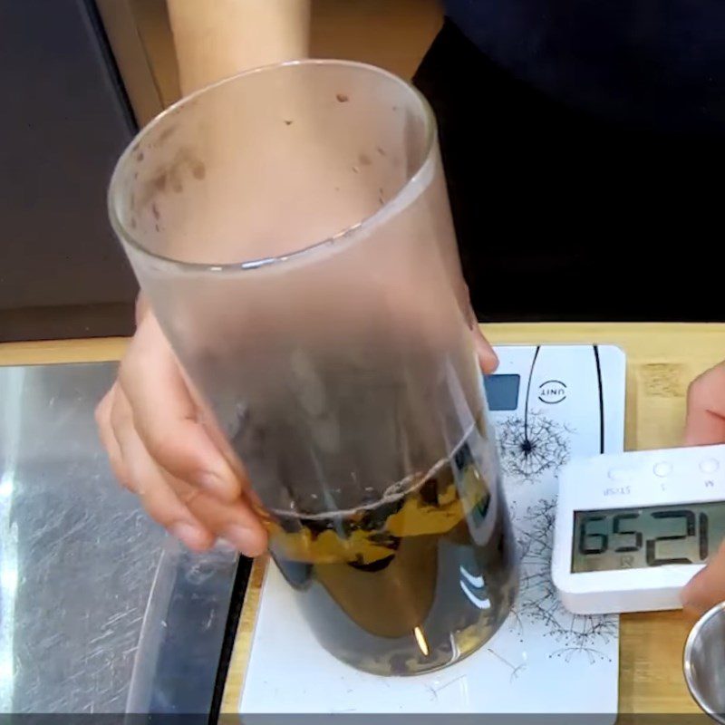 Step 1 Steep and filter the tea for Hokkaido milk tea