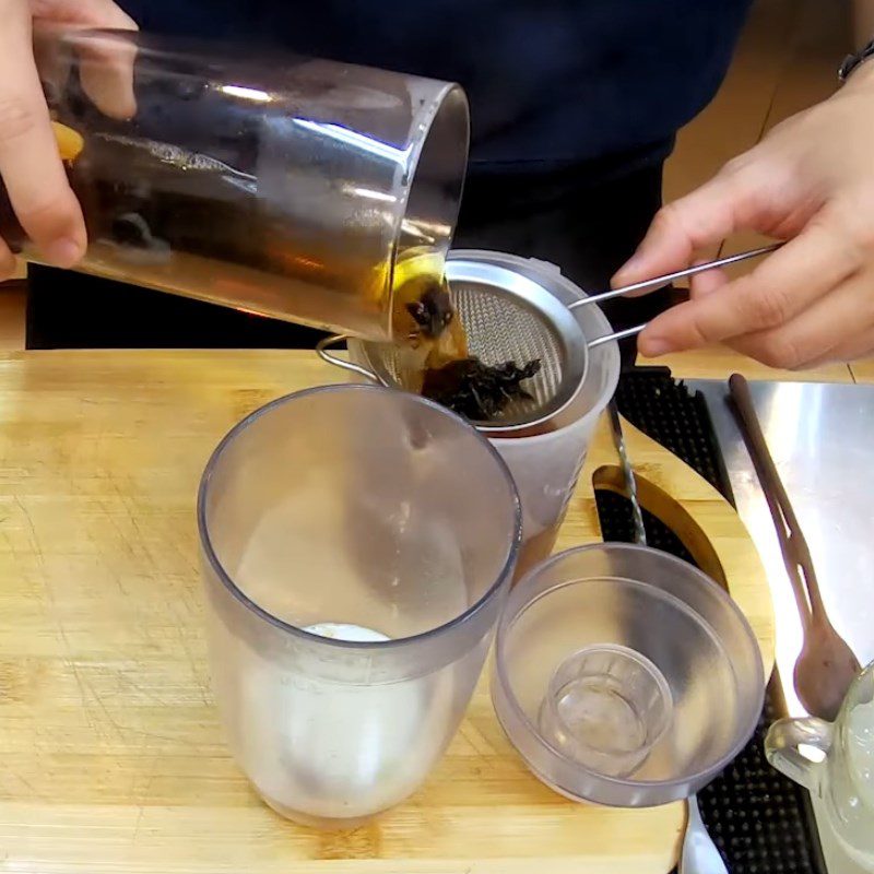 Step 1 Steep and filter the tea for Hokkaido milk tea