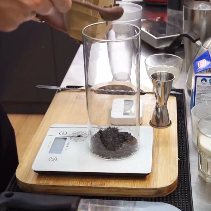 Step 1 Steep and filter the tea for Hokkaido milk tea