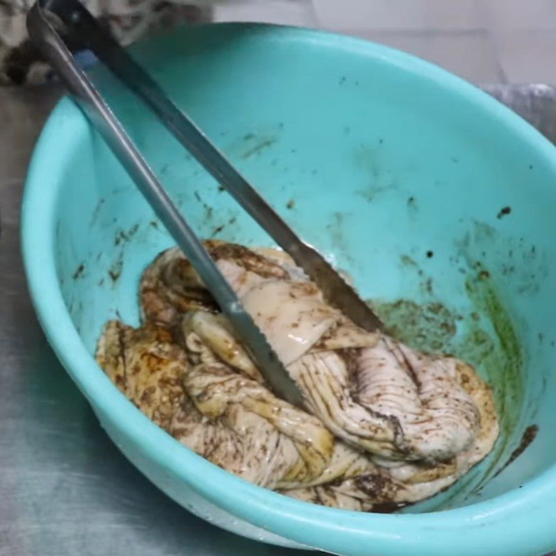 Step 2 Marinate the pig stomach and pig ears for Hu Tieu Ho