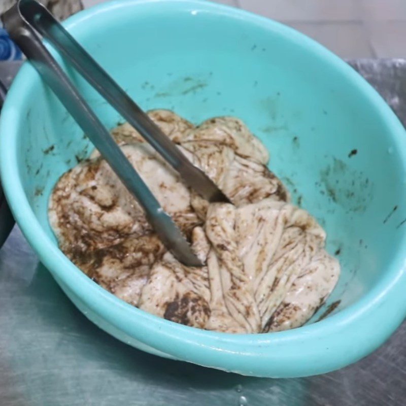 Step 2 Marinate the pig stomach and pig ears for Hu Tieu Ho