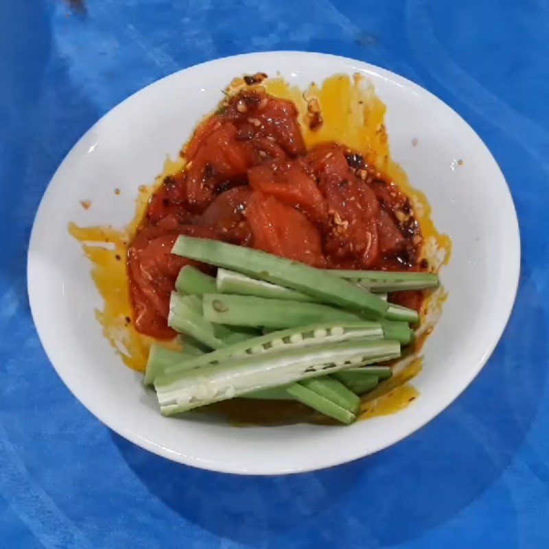 Step 2 Marinate the beef for grilled beef with satay sauce
