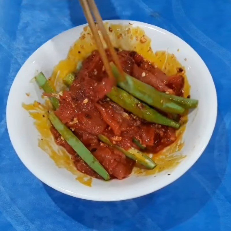 Step 2 Marinate the beef for grilled beef with satay sauce