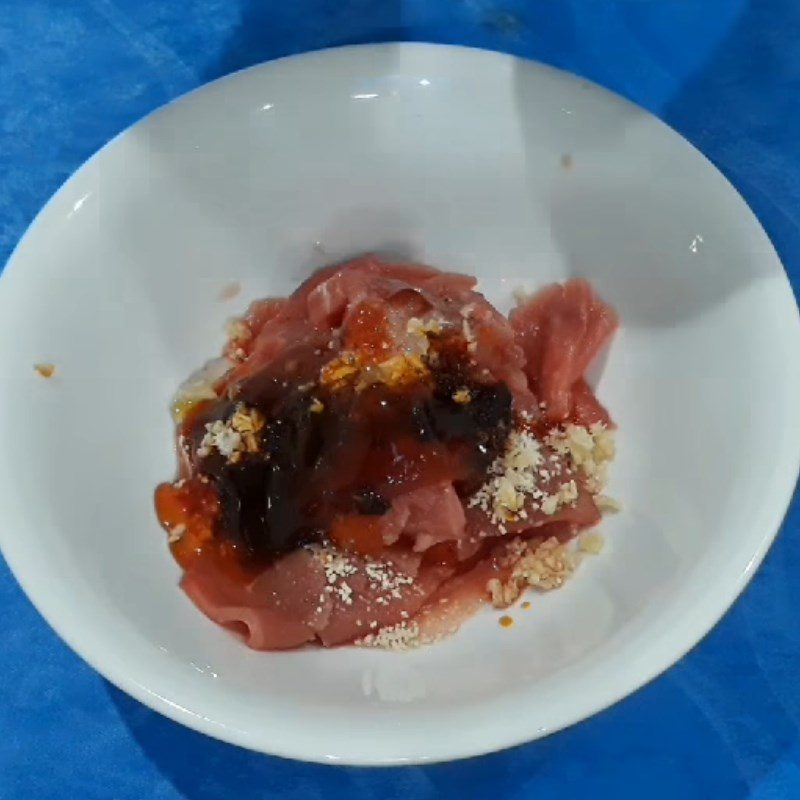 Step 2 Marinate the beef for grilled beef with satay sauce