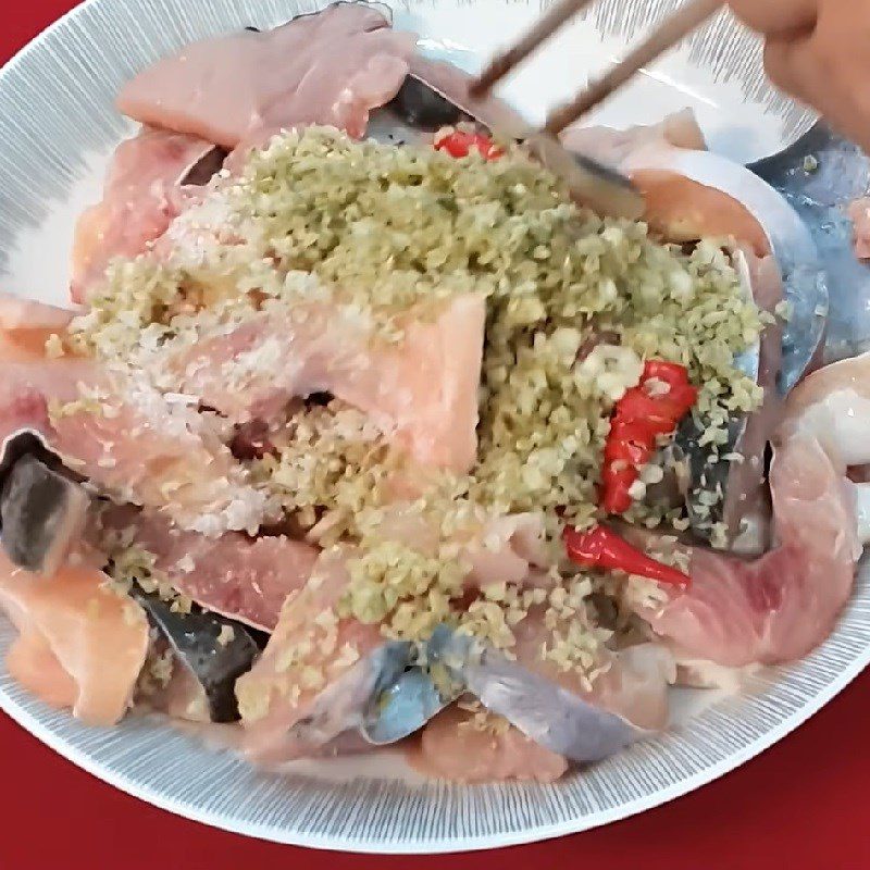 Step 3 Marinate the fish Catfish hotpot with vinegar