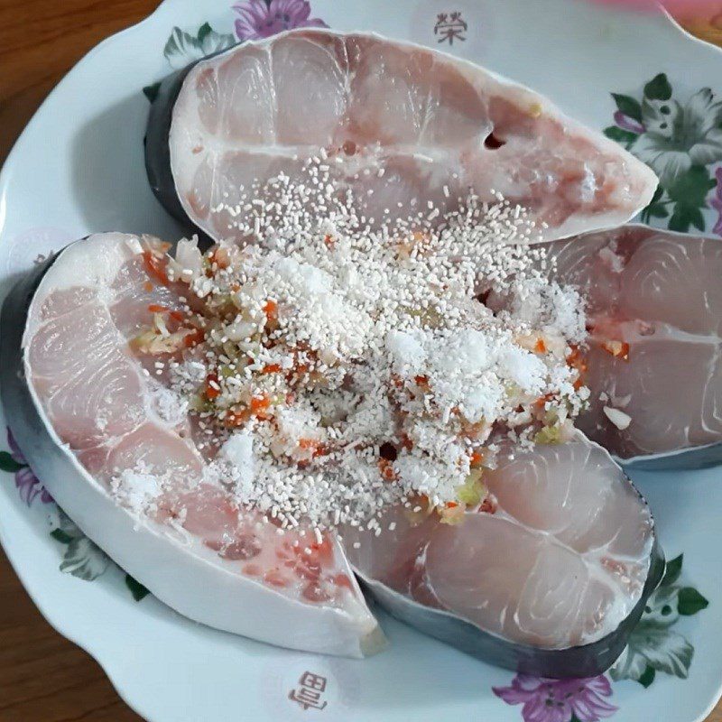 Step 2 Marinate the fish Snakehead fish braised with pineapple