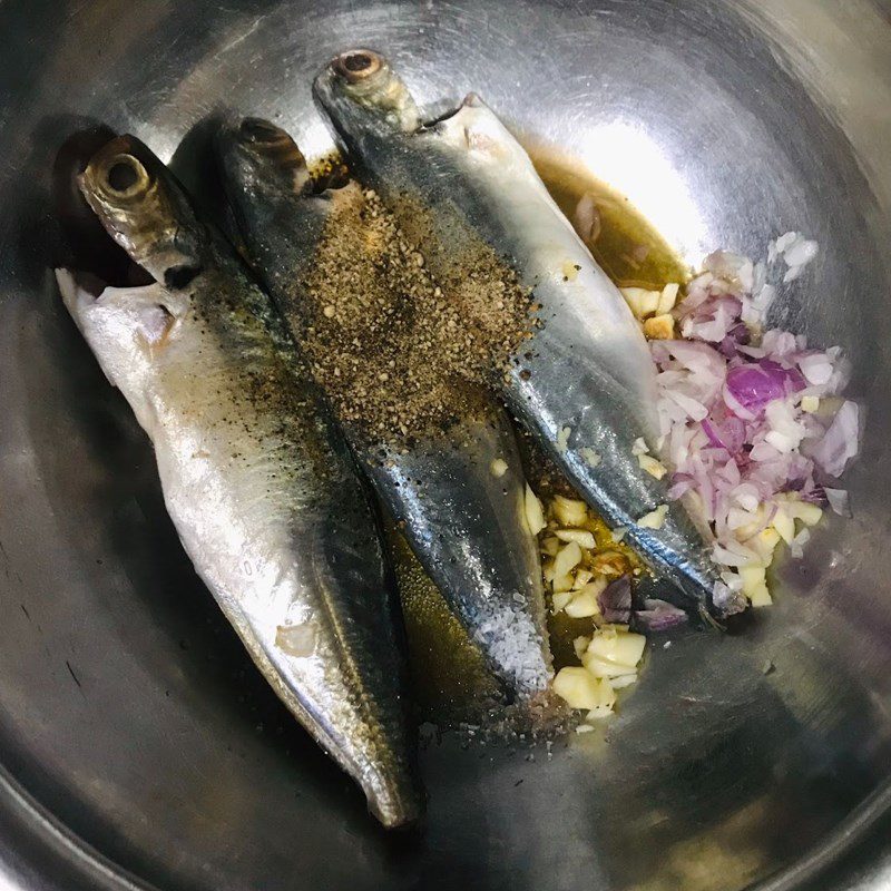 Step 2 Marinate the fish for Mackerel with pepper (recipe shared by users)