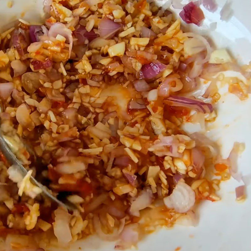 Step 3 Marinate the fish Grilled tuna with salt and chili