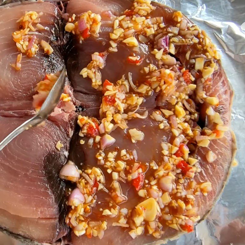 Step 3 Marinate the fish Grilled tuna with salt and chili
