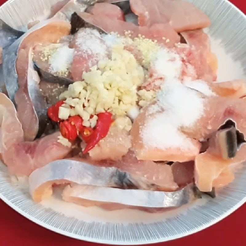 Step 3 Marinate the fish Catfish hotpot with vinegar