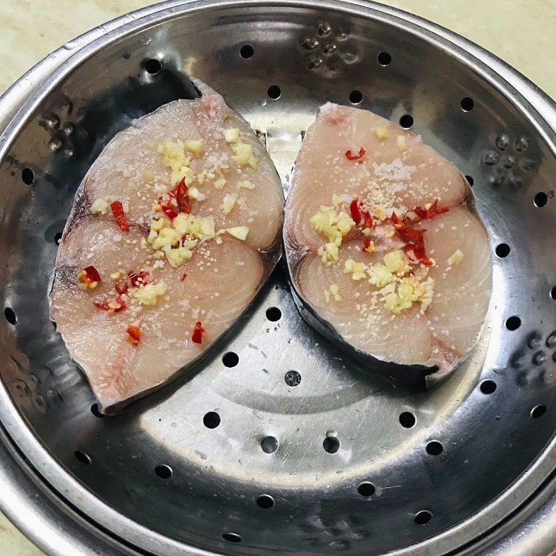 Step 2 Marinate the fish Mackerel braised in fish sauce