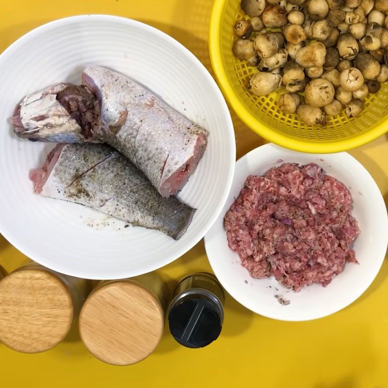Step 3 Marinating snakehead fish and minced meat Snakehead fish porridge hotpot