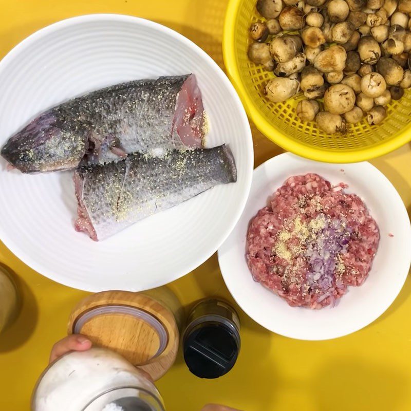 Step 3 Marinating snakehead fish and minced meat Snakehead fish porridge hotpot