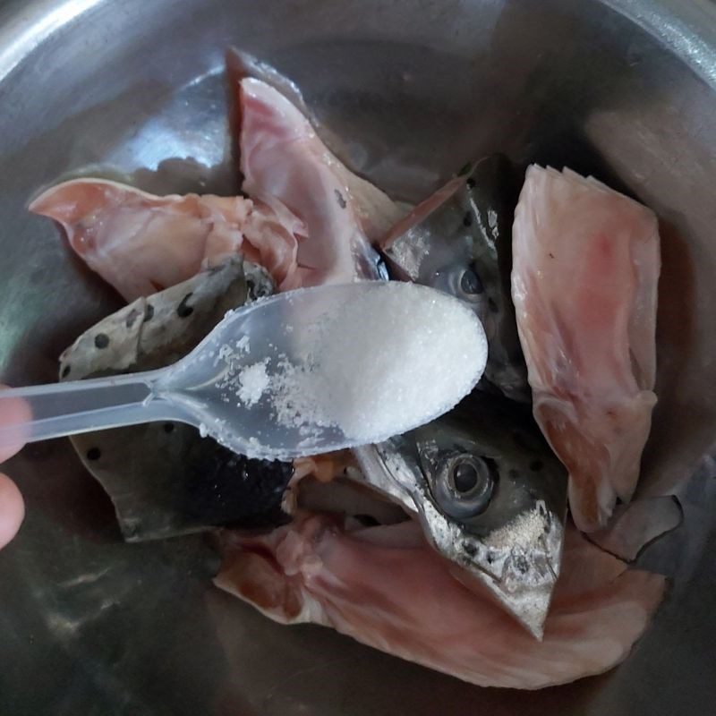 Step 3 Marinating salmon head Sour soup with salmon head (recipe shared by user)