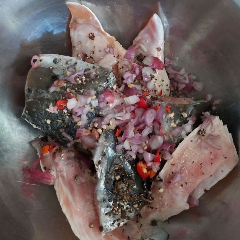 Step 3 Marinating salmon head Sour soup with salmon head (recipe shared by user)