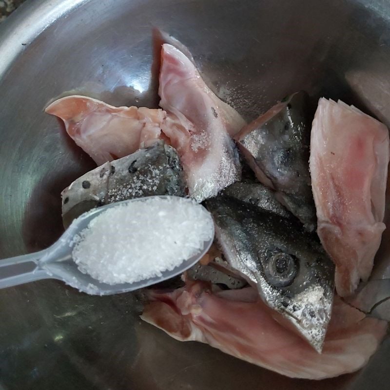 Step 3 Marinating salmon head Sour soup with salmon head (recipe shared by user)