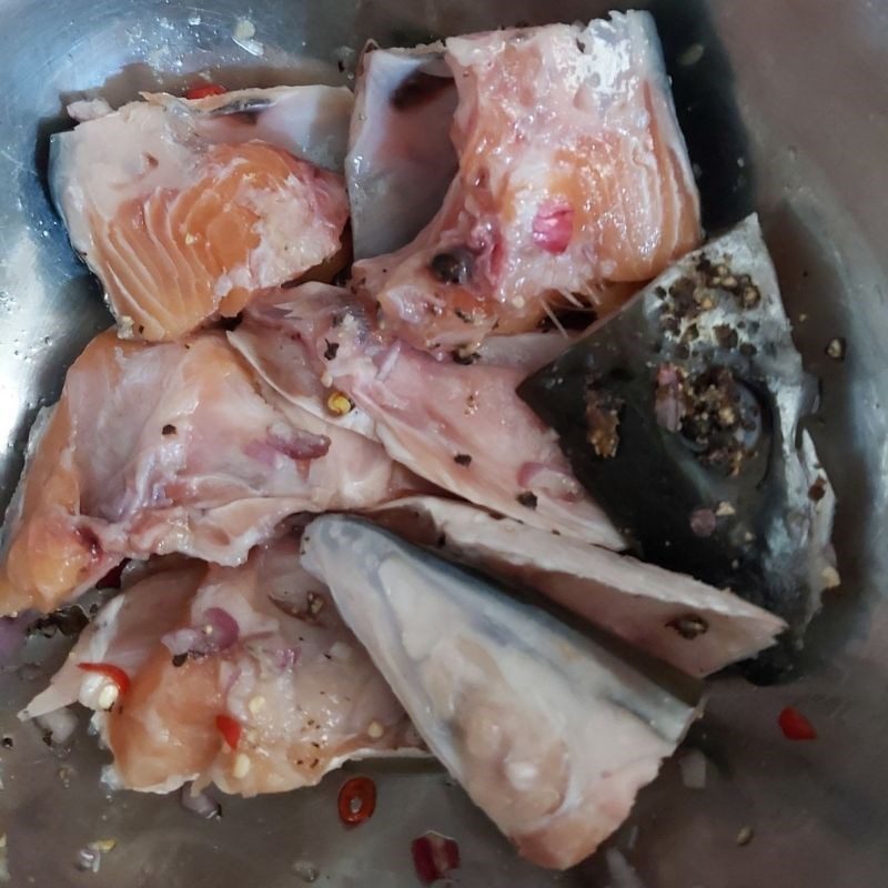Step 3 Marinating salmon head Sour soup with salmon head (recipe shared by user)