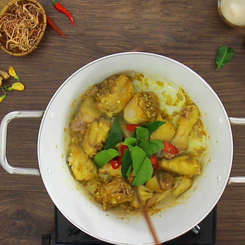Step 2 Marinate chicken and stir-fry Chicken hotpot with sour and spicy chúc leaves
