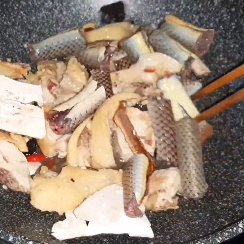 Step 2 Seasoning, braising Snake Chicken Hot Pot