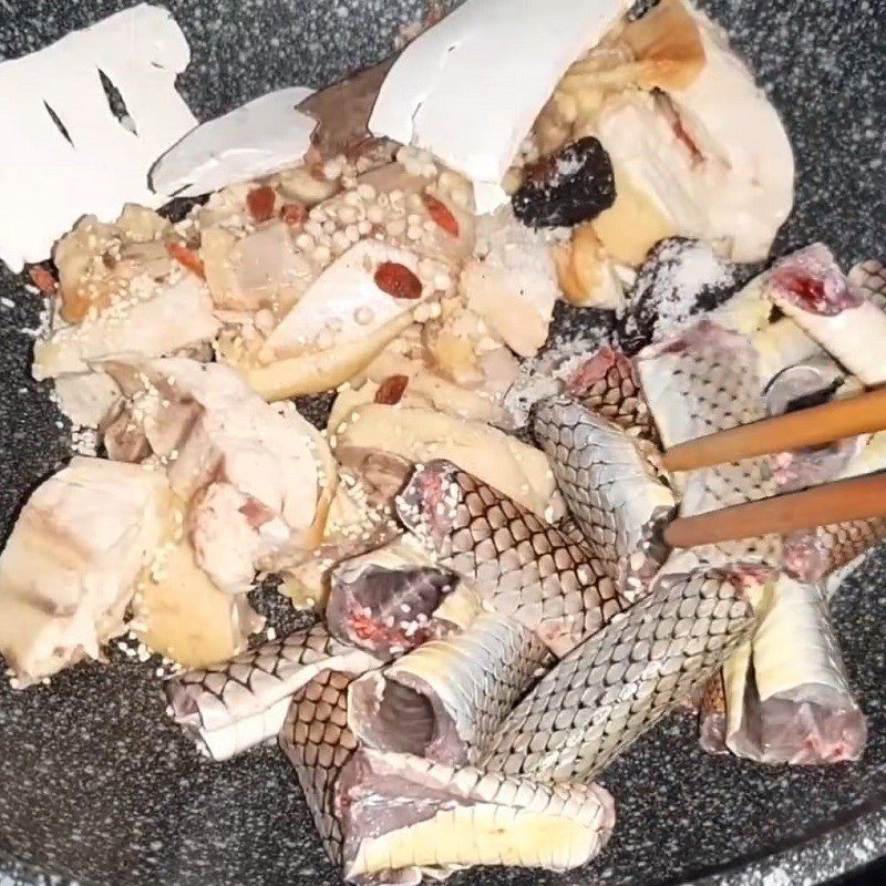 Step 2 Seasoning, braising Snake Chicken Hot Pot