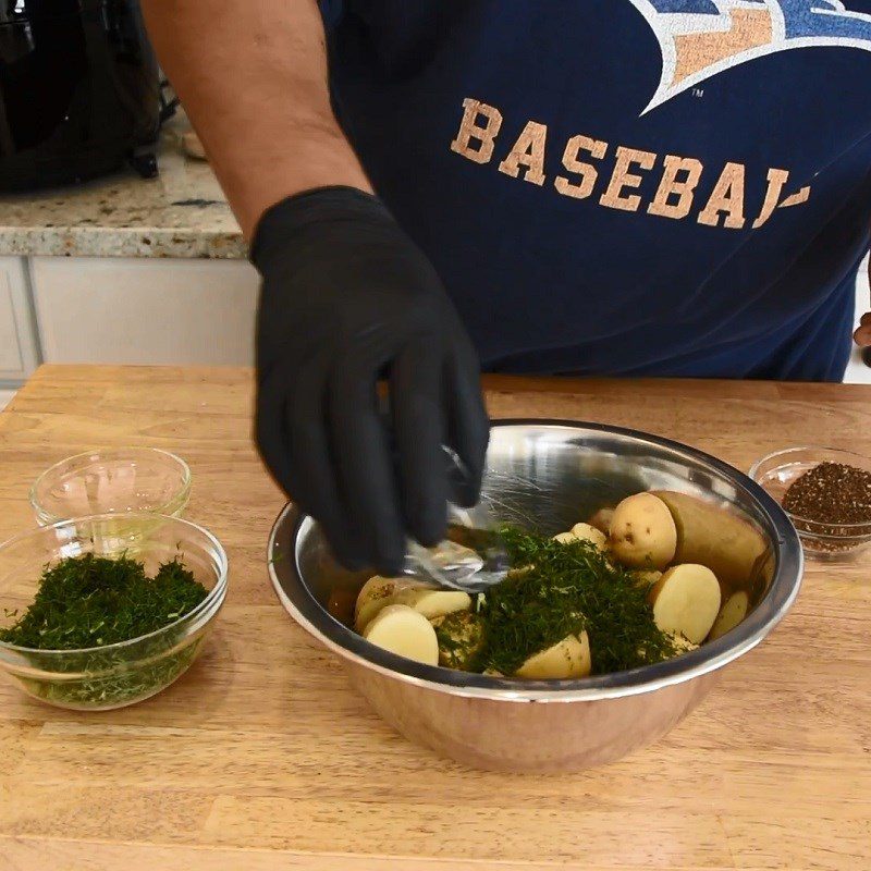 Step 2 Marinating the Potatoes for Salted Baked Potatoes Using an Air Fryer