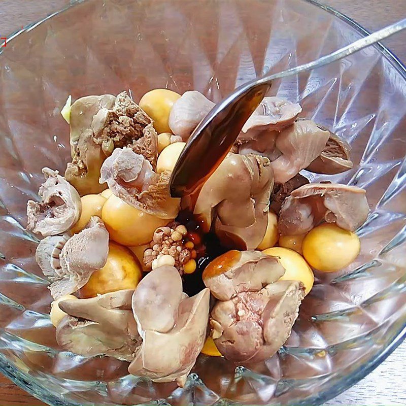 Step 4 Marinate chicken intestines Sticky rice with chicken intestines and quail eggs