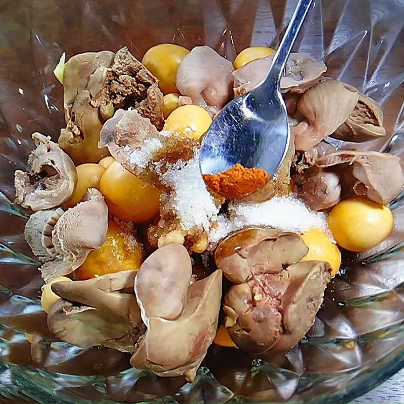 Step 4 Marinate chicken intestines Sticky rice with chicken intestines and quail eggs