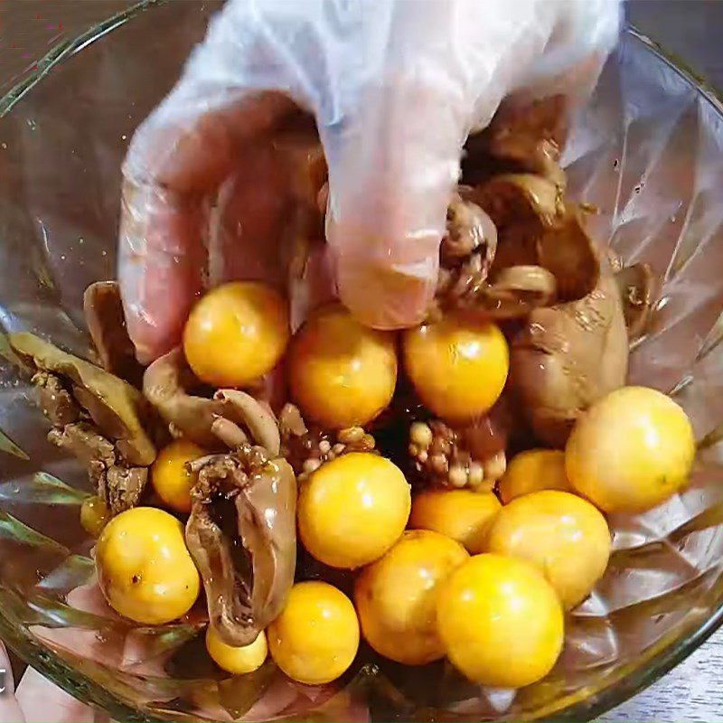 Step 4 Marinate chicken intestines Sticky rice with chicken intestines and quail eggs