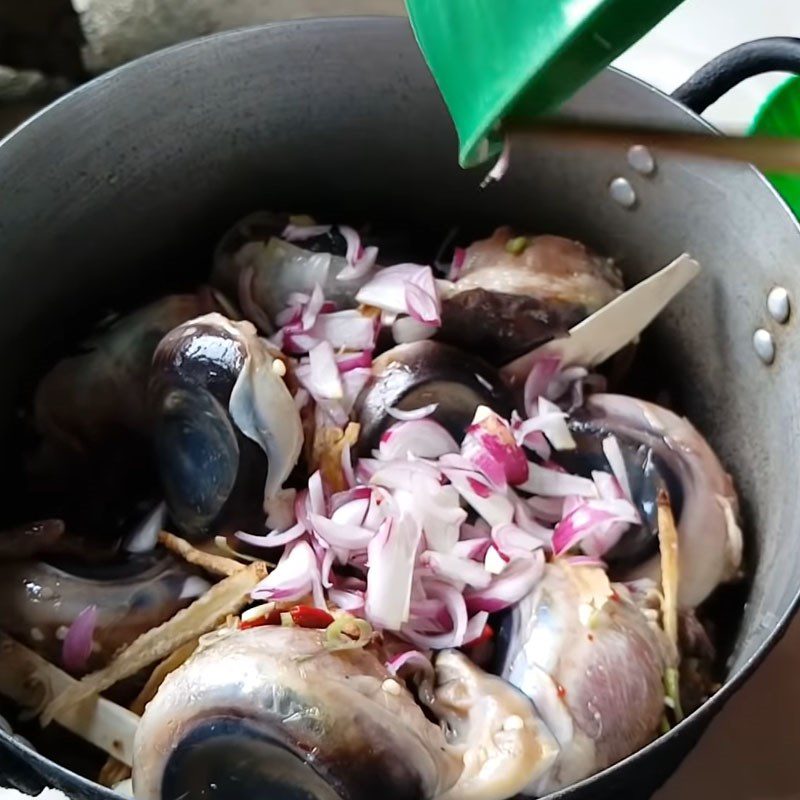 Step 3 Marinate the fish eyes Ocean tuna fish eyes stewed with herbal medicine