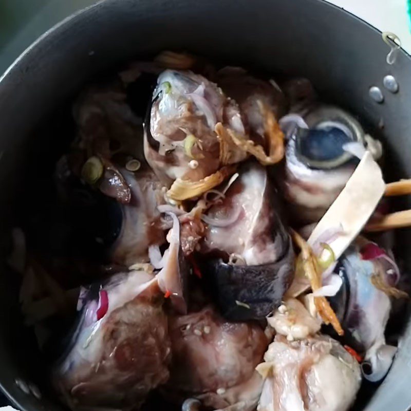 Step 3 Marinate the fish eyes Ocean tuna fish eyes stewed with herbal medicine